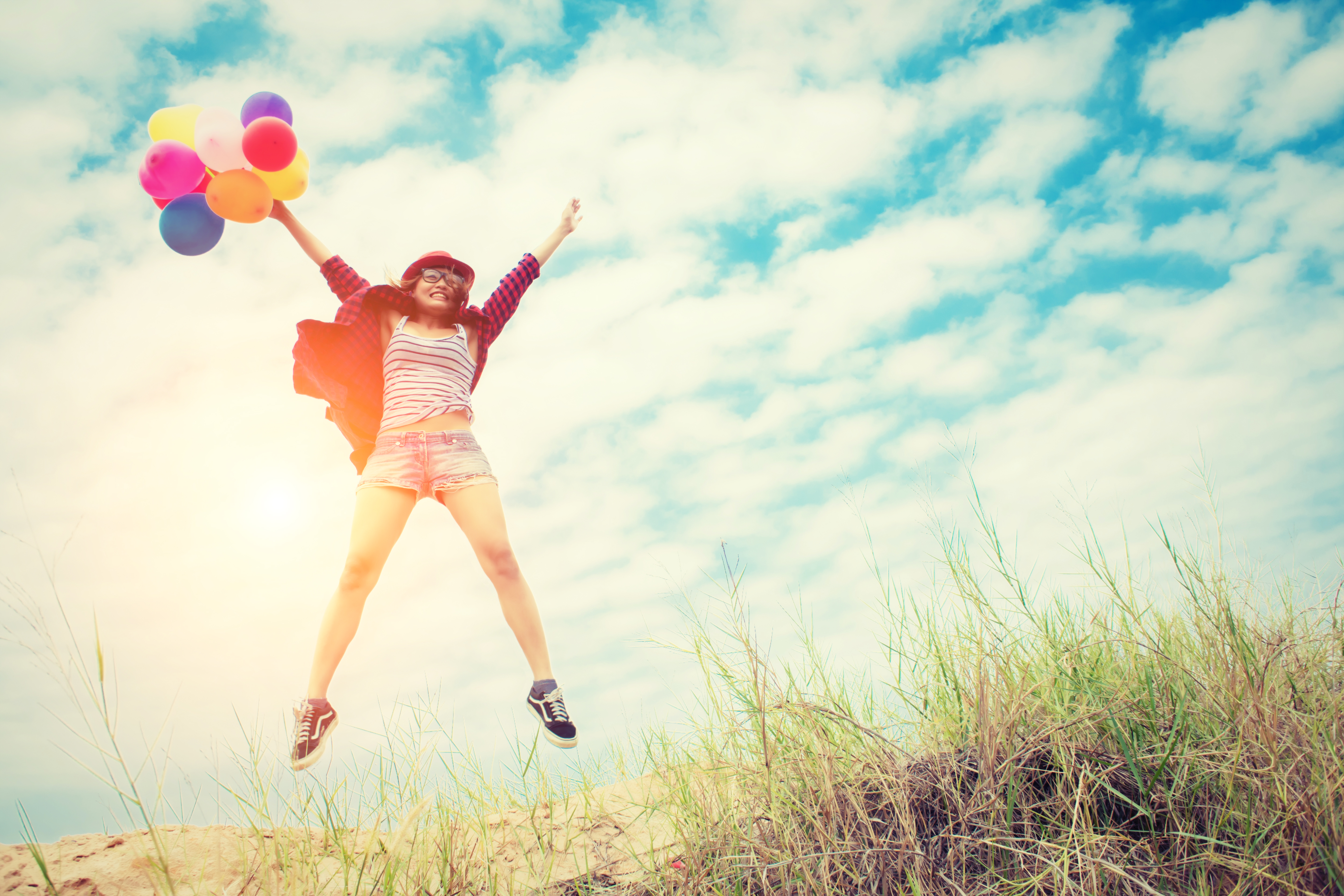 Танец с воздушными шарами. Радостная девушка. Счастливая девушка. Девушка в прыжке. Радость счастье веселье.